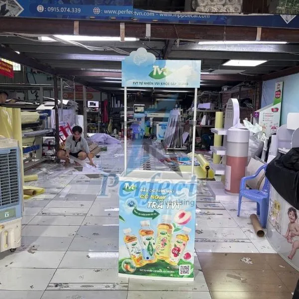 booth nhựa nhỏ giới thiệu trà tại quầy bán lẻ