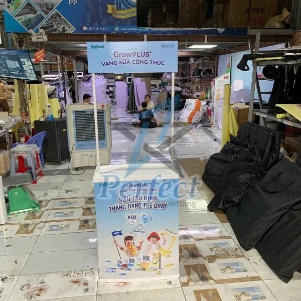 booth nhựa nhỏ váng sữa công thức trưng bày sản phẩm mới