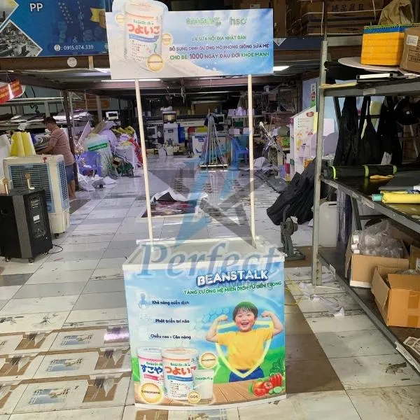 booth sampling nhựa quảng bá sữa kết hợp phát quà tặng
