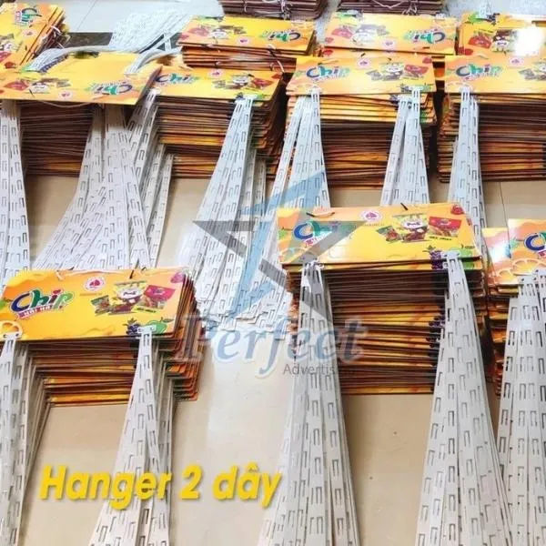 Dây nhựa treo hanger trắng hỗ trợ quảng cáo ngành thời trang