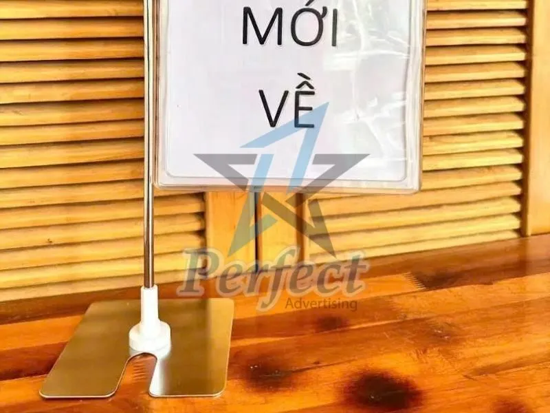 Chân Đế Sắt Treo Bảng Giá Cửa Hàng